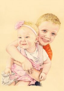 Portrait dessin d'après photo de frère et sœur se câlinant en couleur