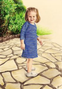 Portrait dessin d'après photo d'une petite fille au jardin