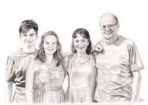 Portrait dessin d'après photo de parents avec leurs deux grands enfants en noir et blanc
