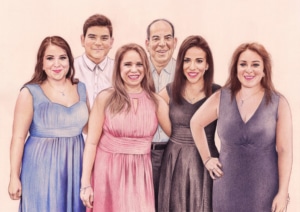 Portrait de famille en tenues de mariage