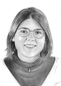 Portrait dessin d'après photo d'une jeune fille à lunettes en noir et blanc