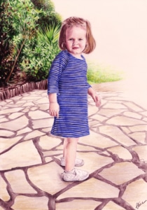 Portrait dessin d'après photo d'une petite fille au jardin