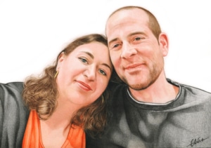 Portrait d'un couple souriant aux crayons de couleur