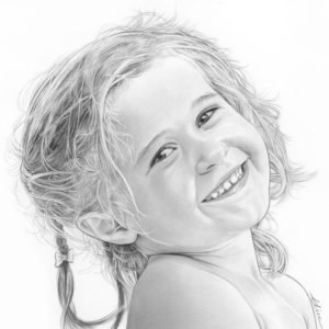 Portrait d'une fillette blonde riant