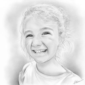Portrait d'une fillette blonde riant en noir et blanc